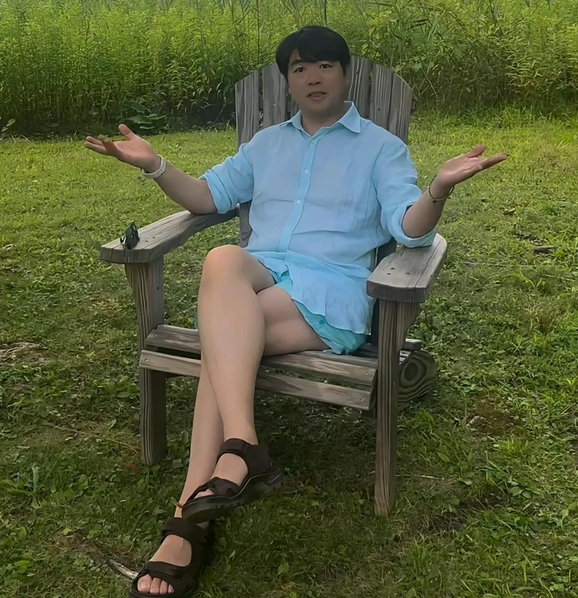 “钢琴家”郎朗，这穿搭也太抽象了吧？[捂脸]
他坐在田园的木头椅子上，翘着二郎腿