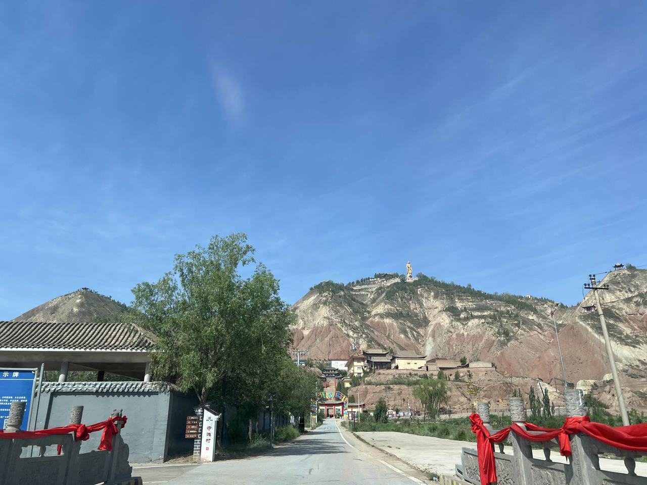 位于兰州市永登县苦水镇的猪驮山景区，距离兰州市区40-50公里，马路修得这么宽敞