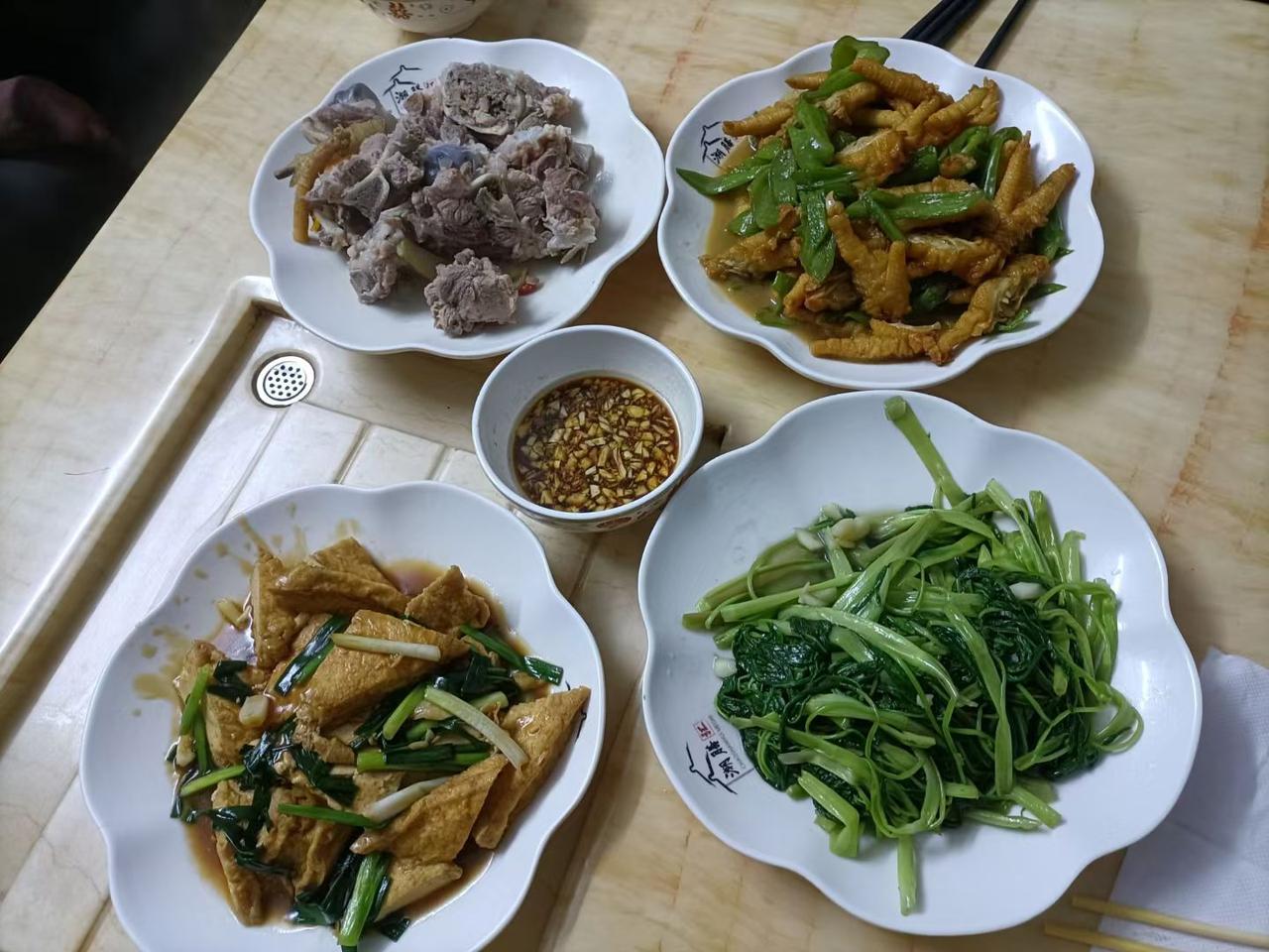 大家好，我是七姐，深圳刚停了两天雨。今天又下雨了。每天出入都不方便。现在做暑假工