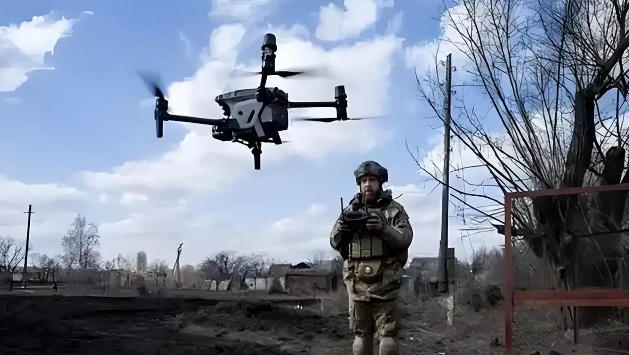 老有人问：都说中国无人机厉害，可为啥新闻里老是看到中国的无人机被打下来，残骸满地