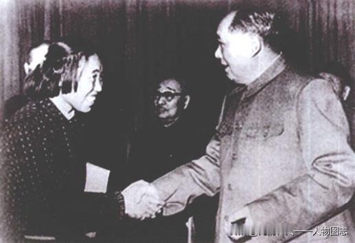 1964年，第三届全国人民代表大会上毛泽东主席与邢燕子握手。