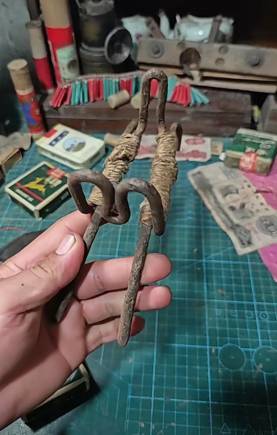 下图⬇️
这是个老物件，问了很多人，没有一个人知道。

不少物件都随着社会的发展