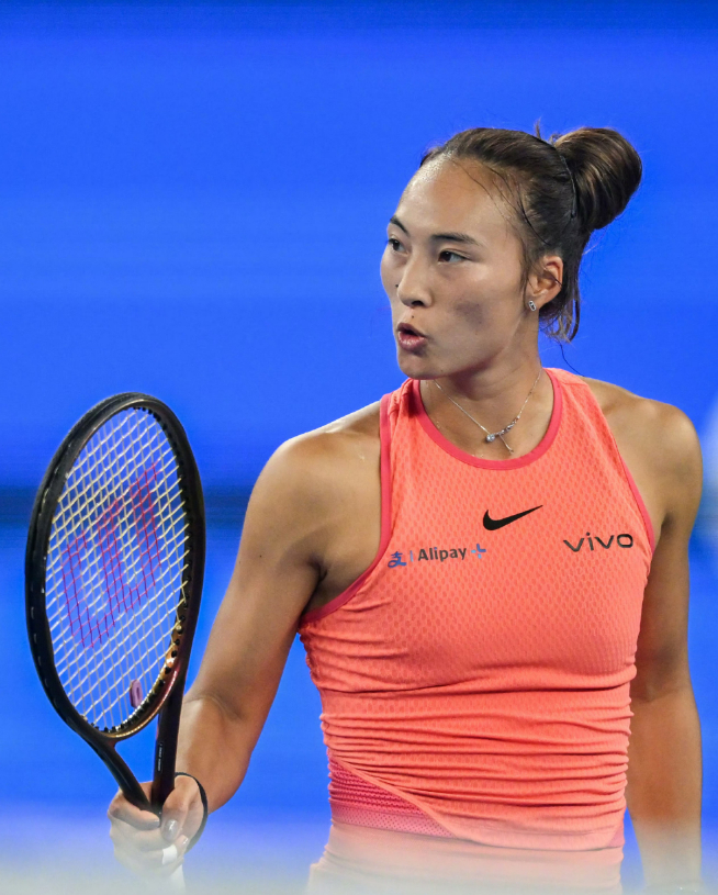郑钦文第二盘第12局完成重要破发，7-5扳回一盘！这是她对阵萨巴伦卡拿下的第1盘
