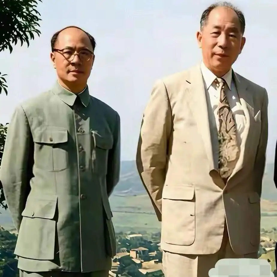 六十年代，张学良与看守他的特务刘乙光一张罕见合影，刘乙光作为看守张学良的特务，共