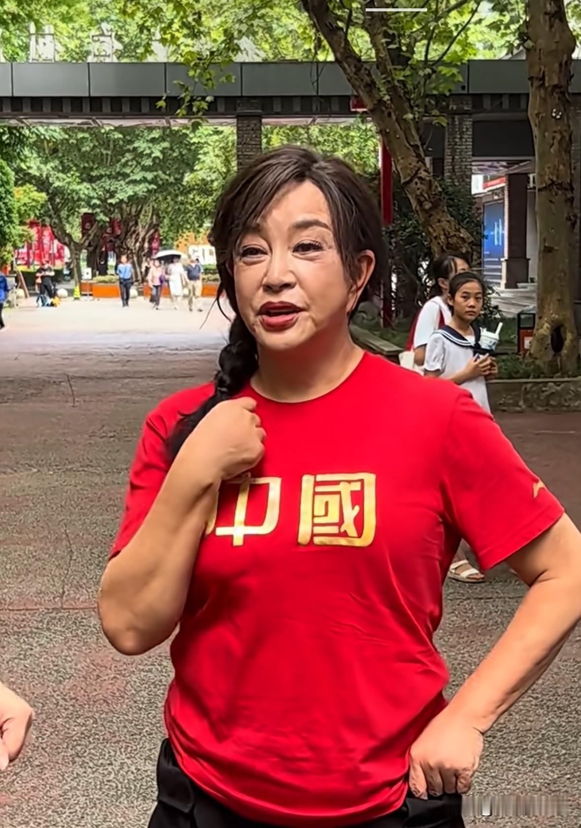 看看人家刘晓庆的发量，年轻人都比不了，我整天头发大把掉，她是怎么做到，不掉头发掉