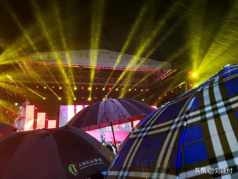 凤凰传奇演唱会万人雨中大合唱 凤凰传奇演唱会万人雨中大合唱，场景极为震撼！
想象