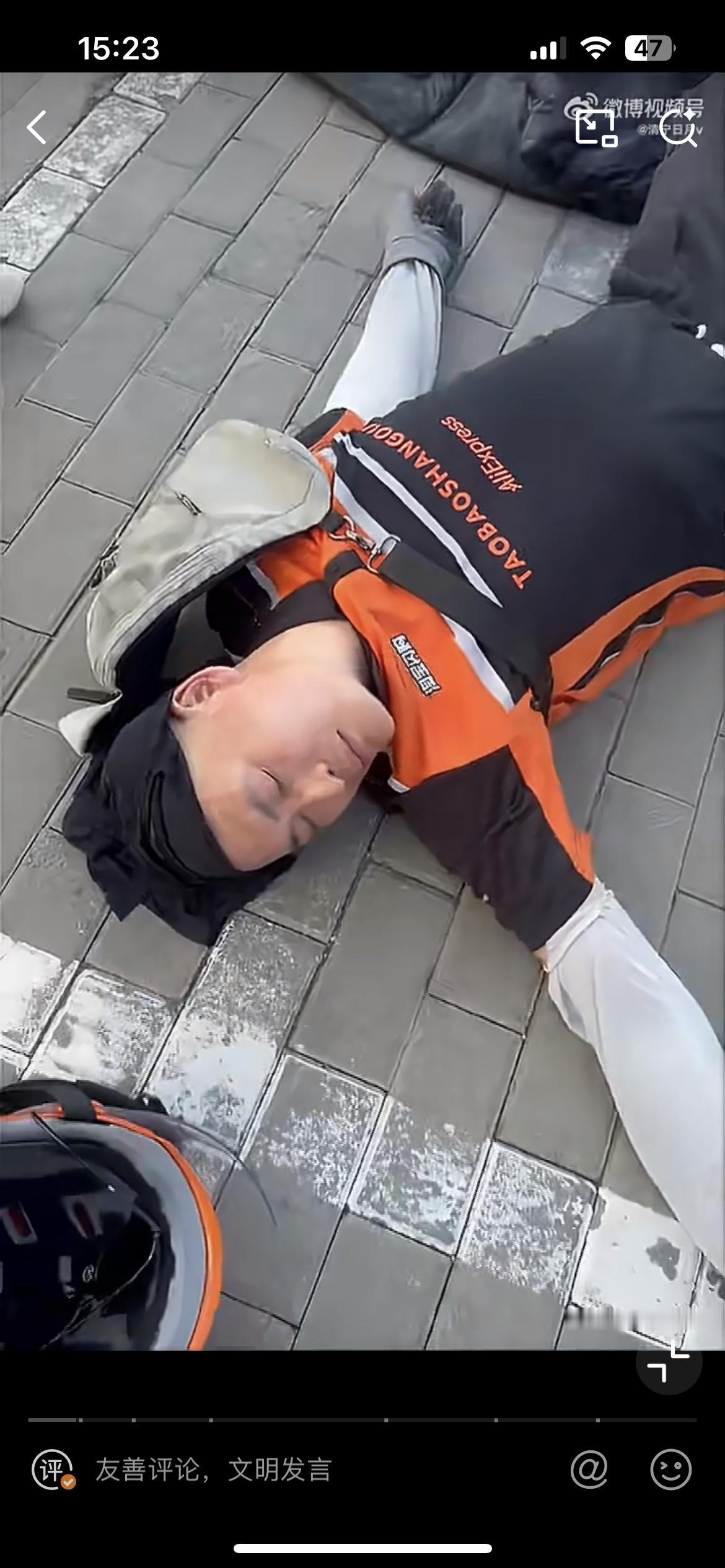 街头一个穿橙色外卖制服的外卖员中暑，倒在地上，应该是晕过去了，还好，路过的几个骑