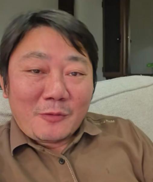 张雪又被骂了。这回是因为一顿宵夜。他一个人跑去吃排档，带了瓶劲酒，还点了四个菜，