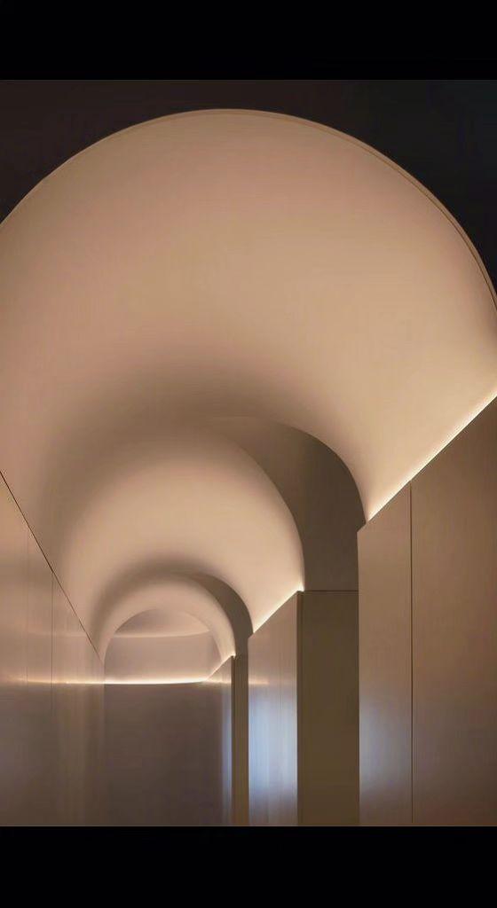 ✨光在穹顶叠成浪🌊，影子在墙根织成网🕸️。每个转角都是时空的褶皱，等你走进另