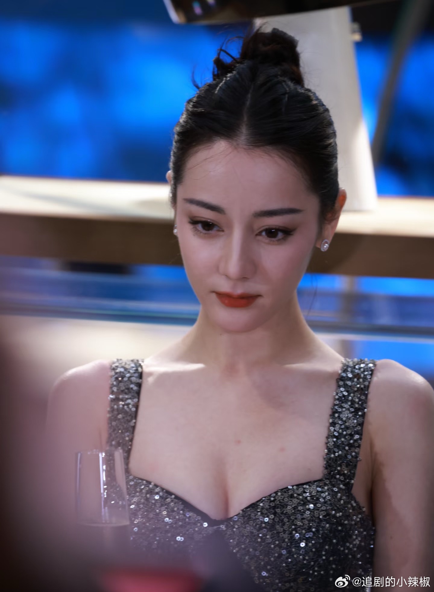 迪丽热巴无滤镜纯生图，脸骨架真小，都没有拐点 