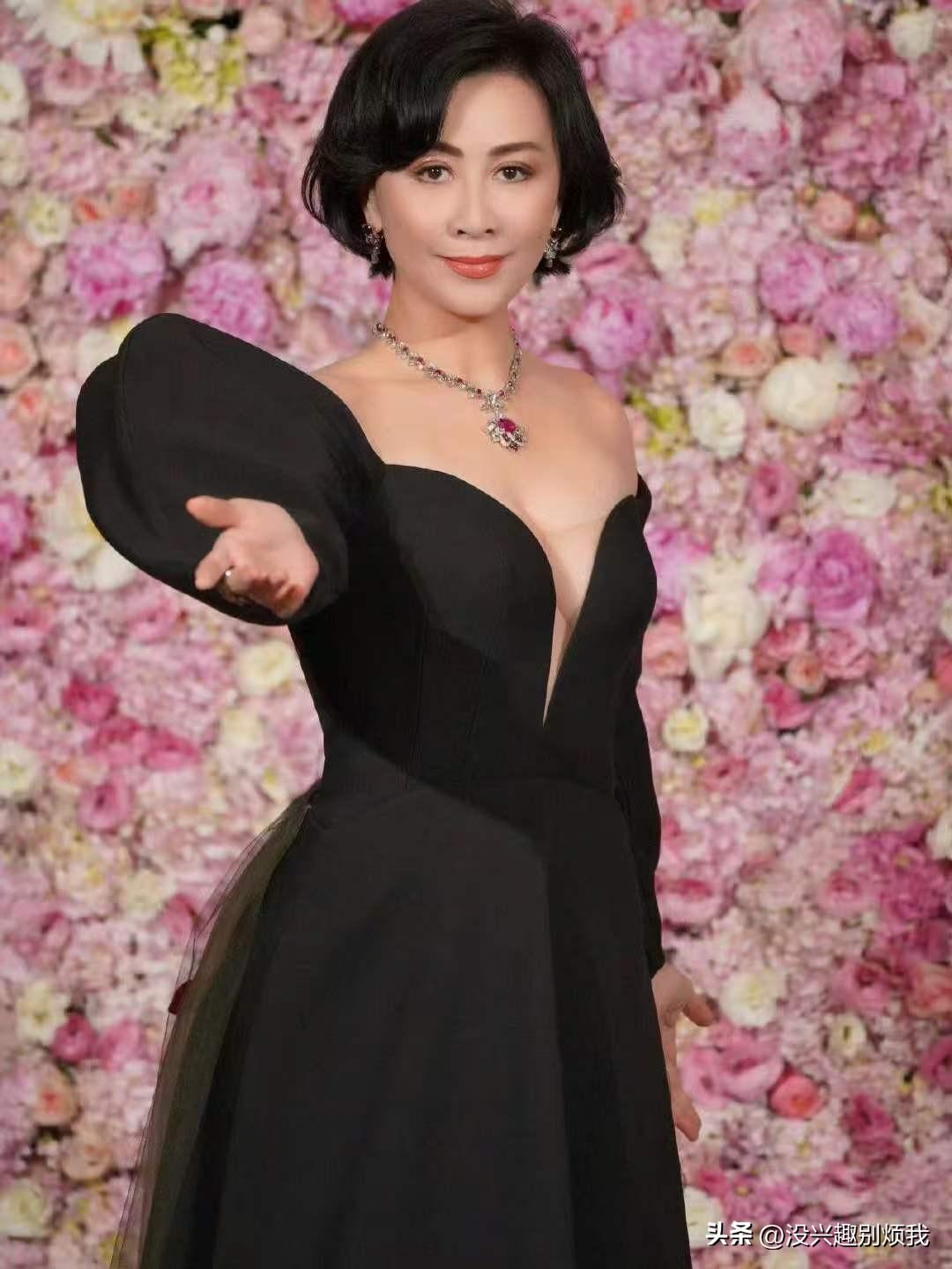 刘嘉玲50多岁了身材保持太好了