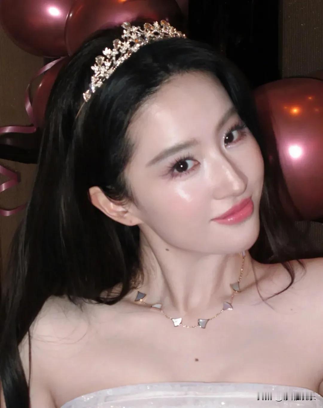 刘亦菲39岁庆生照曝光！满屋鲜花皇冠，状态很好！

8月25日，刘亦菲迎来39岁