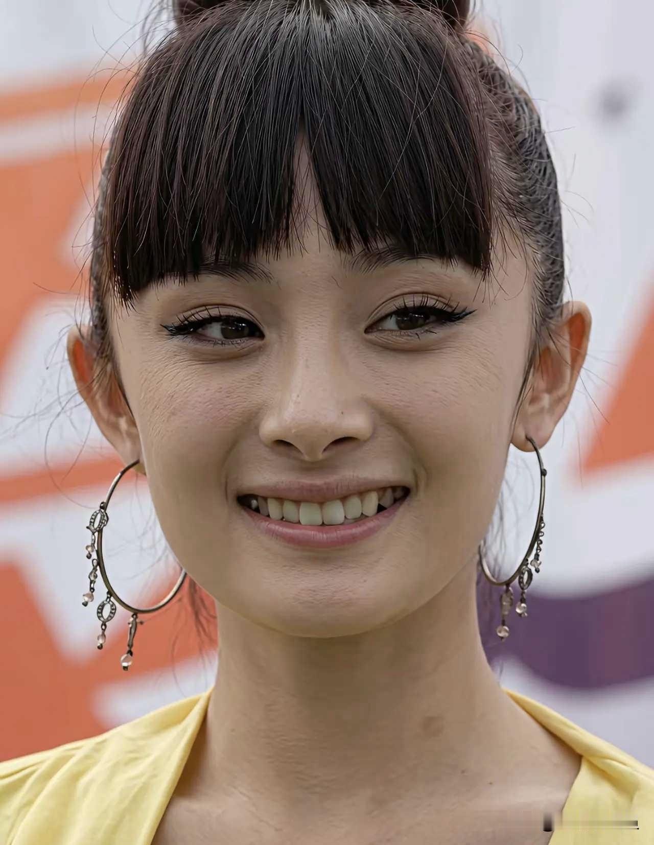这张照片第一次见，一开始没认出来，看介绍才知道，这是大明星杨幂刚出道时的模样。