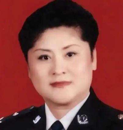 1988年，女警王玉荣结束卧底任务未换警服，遭两名壮汉强行塞进出租车，脖子被歹徒
