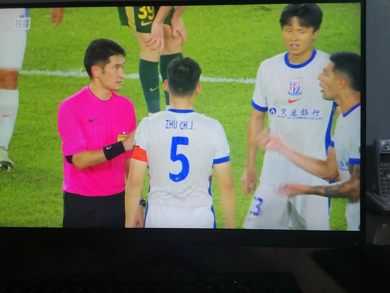 申花球迷无法接受！斯卢茨基会不会提前解约吗？今天球队又没有赢球！从而又被海港力压