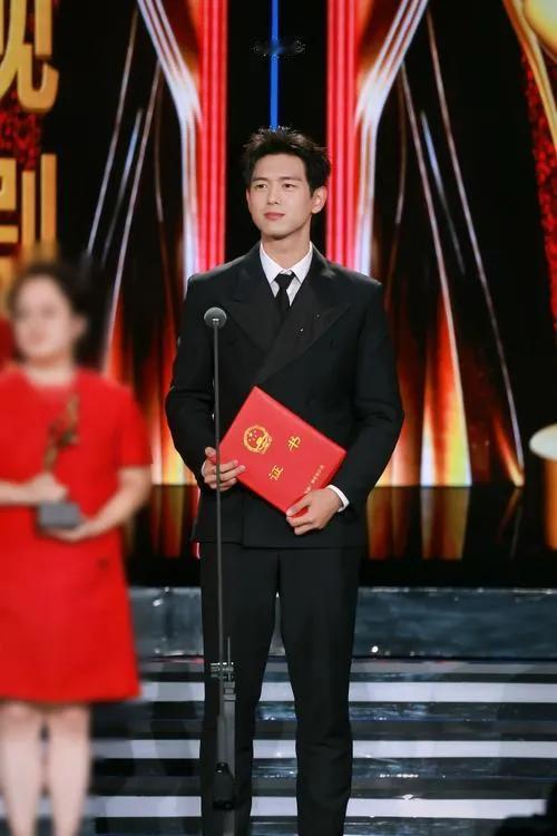 李现感恩导演大会“双向奔赴”

2025年中国电影导演大会上，李现凭《群星闪耀时