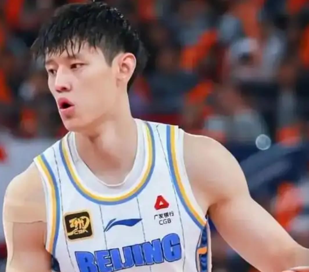 中午12点，北京队宣布：与曾凡博完成了签约！
今日，北京首钢篮球俱乐部正式官宣，