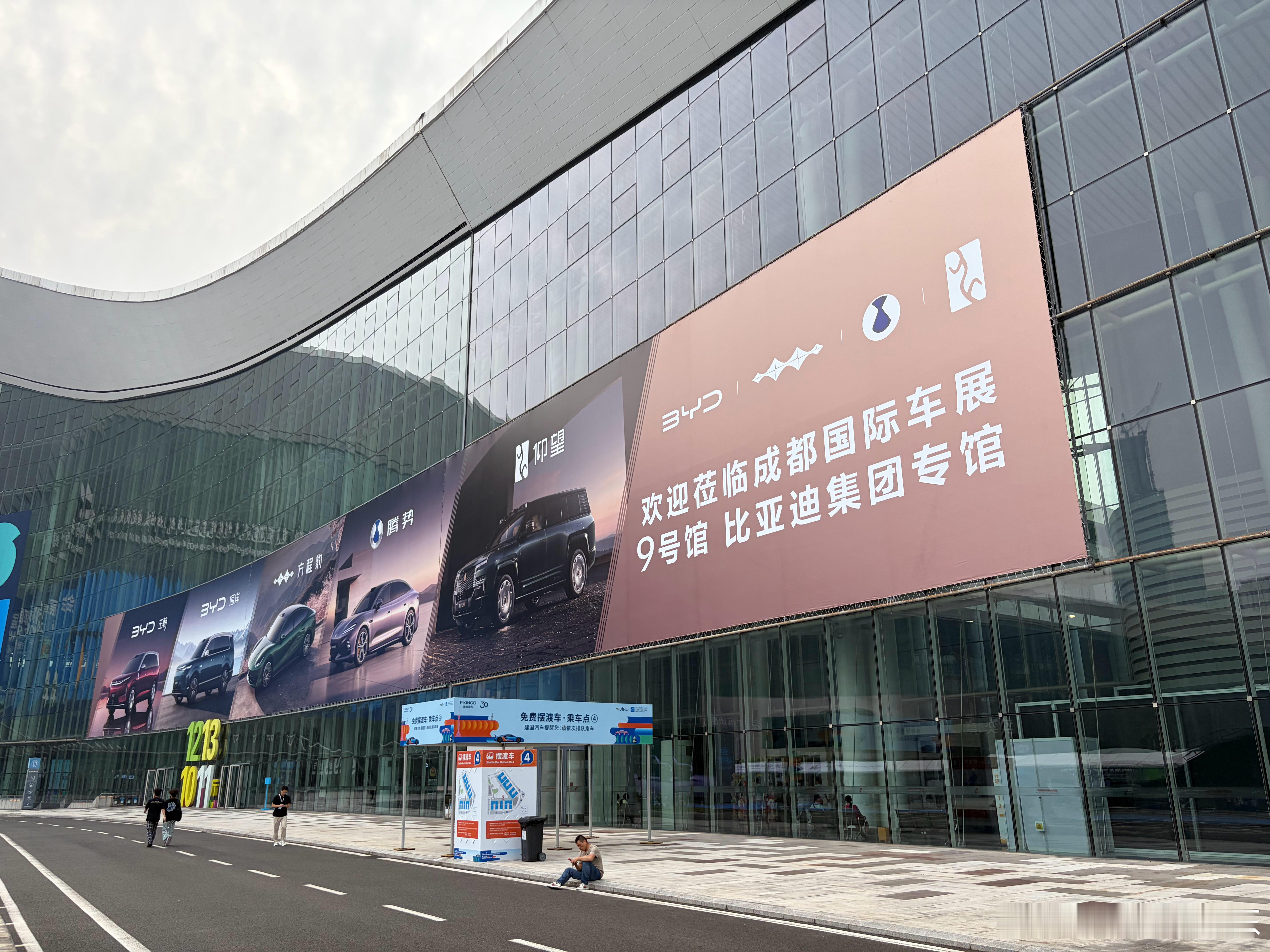 在各家发布会开始前，我先走了几个场馆，最明显的感觉就是比亚迪的财大气粗，包场馆+
