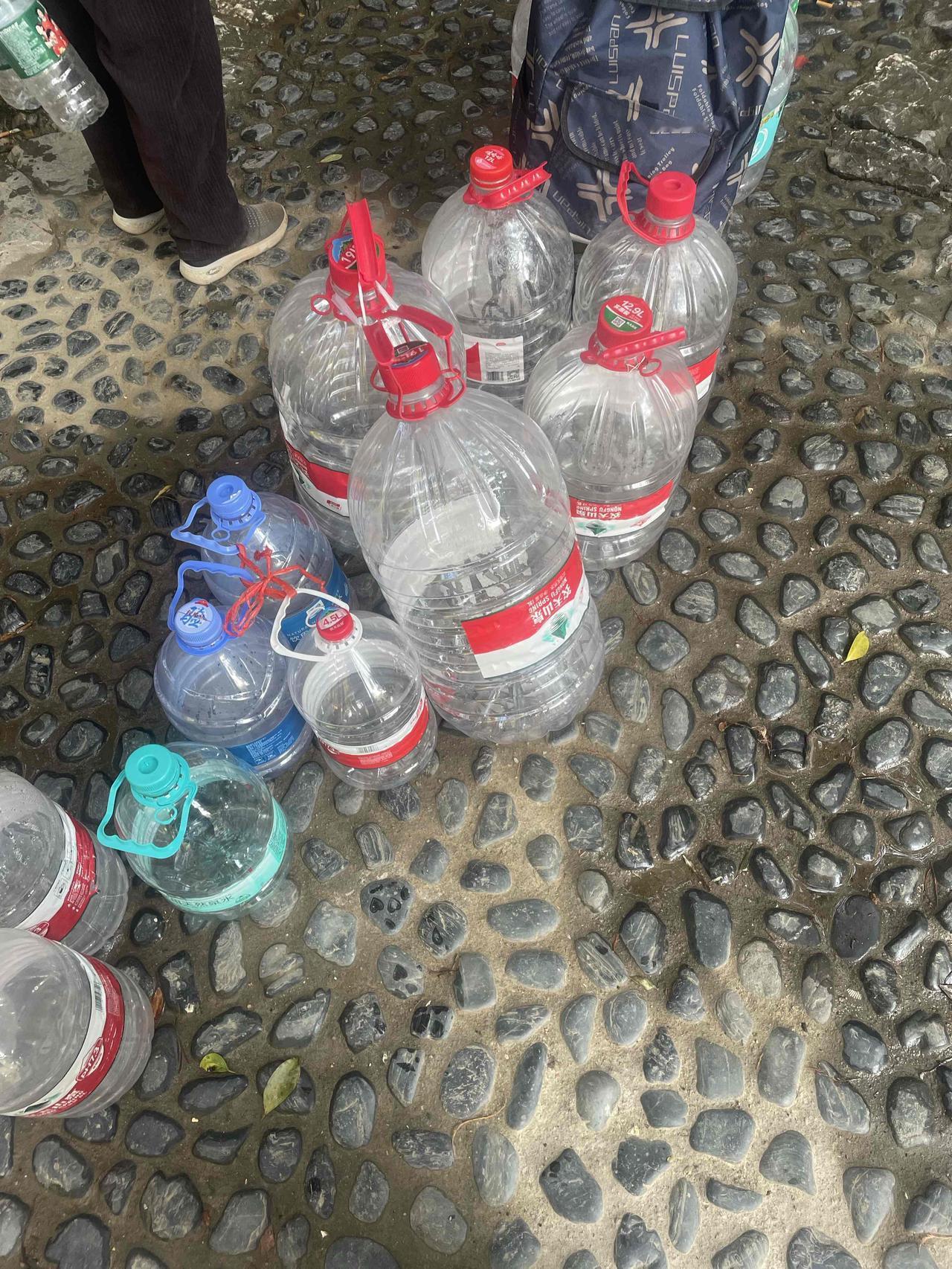 消费下行，
物欲下降，
我现在连水都不买了，
一大早来到周边的山泉水口打水，
没