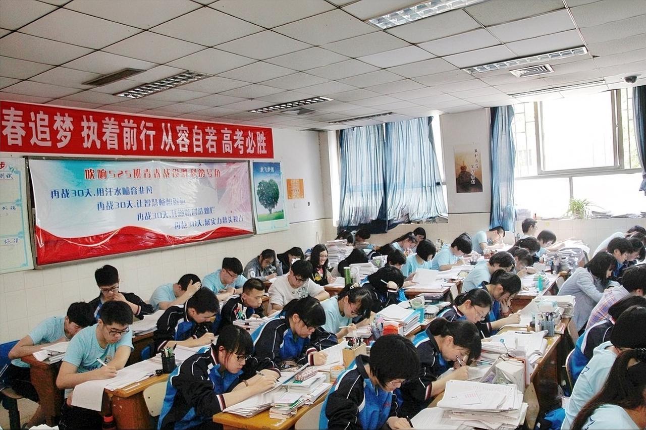 刚才和同事因高考吵起来了！
起因是我俩看了一个视频，一个高考成绩被屏蔽的学霸接受