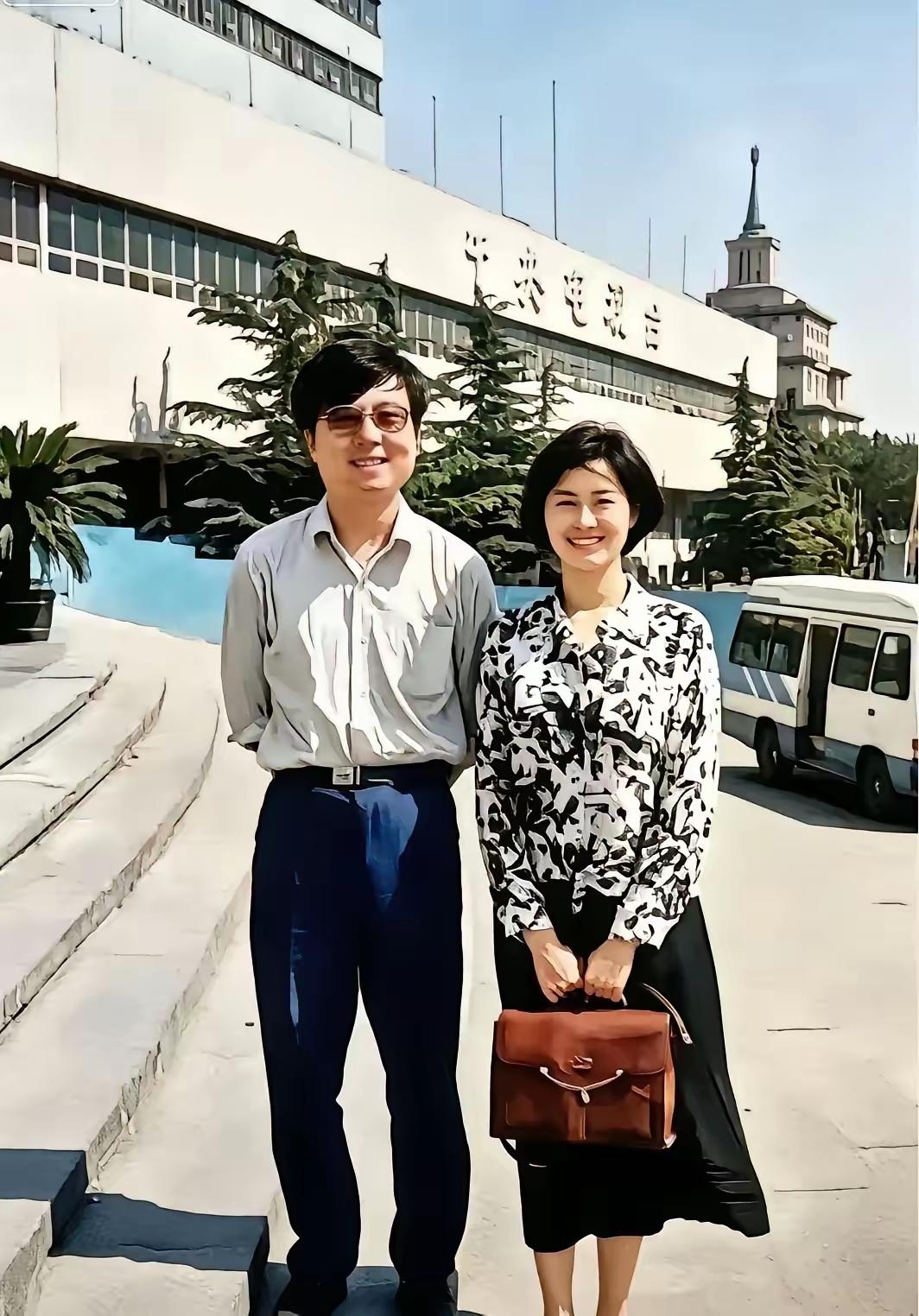 这位美女你们认识吗？
她的一贯发型都是短发造型，看着还蛮舒服的
她的身材很苗条，