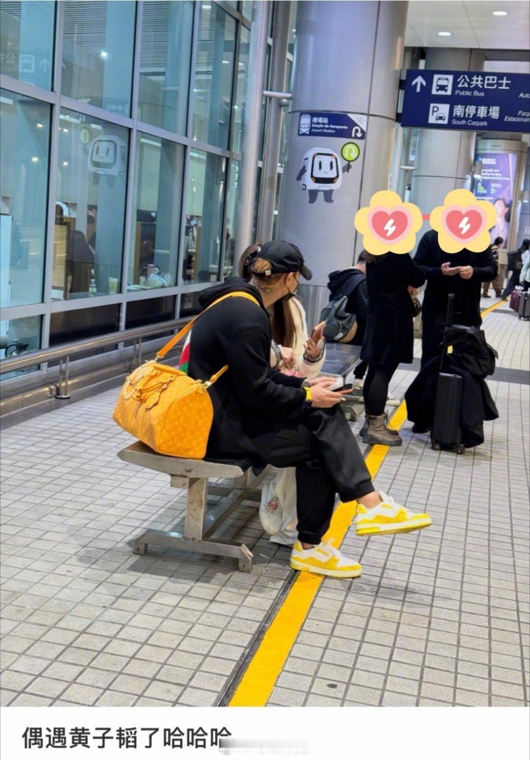 有路人在澳门机场偶遇了黄子韬跟徐艺洋呢，小两口甜甜蜜蜜一起出行啊，也是没有想到归