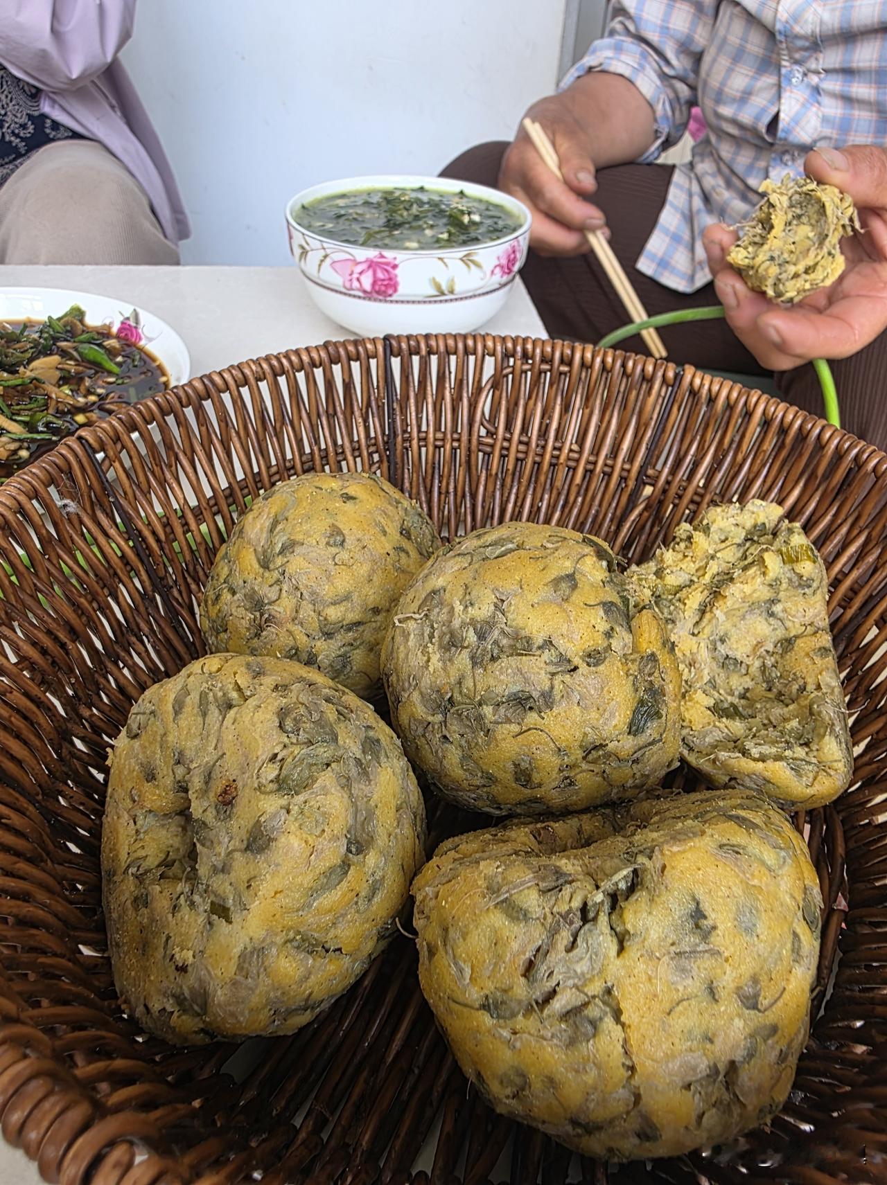 看看我们的中午饭，主打健康和绿色……

玉米面槐花窝头，鸡蛋苦菜汤，鲜玉米，小白