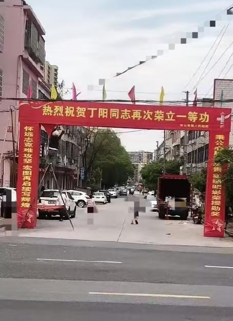 真是军中楷模。
湖南桃江人丁阳，入伍27年。荣获两次一等功，一次国防科技一等功。