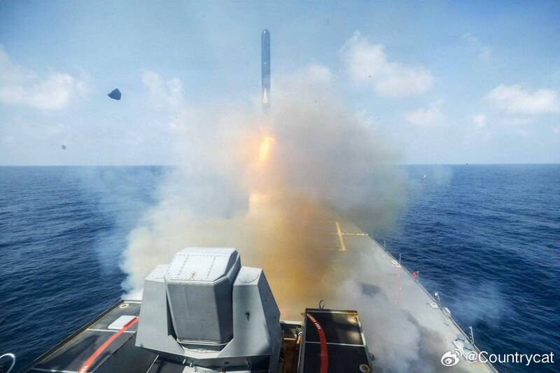 美国再度打击伊朗，霍尔木兹海峡附近港口凌晨传爆炸海外新鲜事 正值美伊就和平谈判停