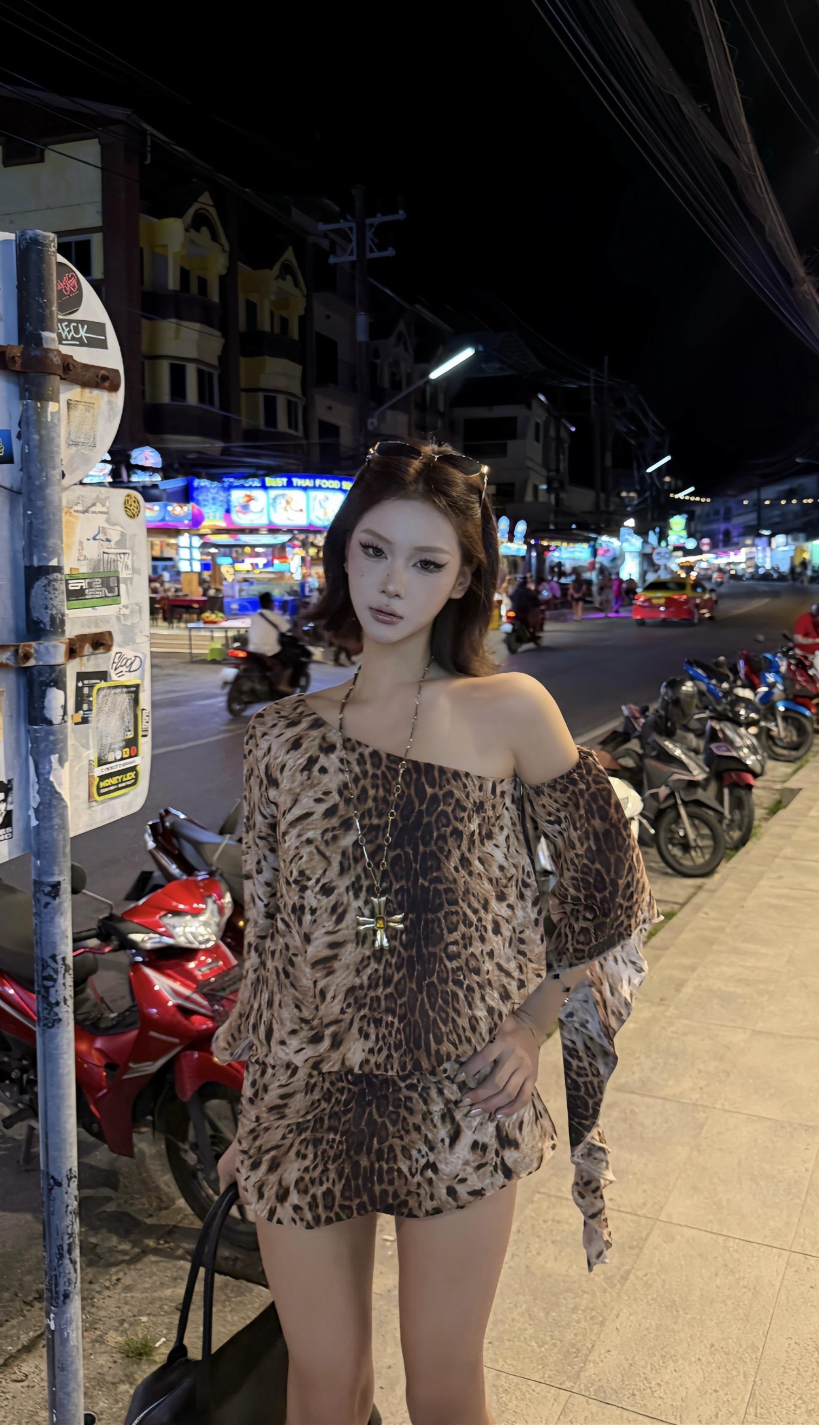 你说话淡淡的 闻起来淡淡的 声音也淡淡的 但是在这人潮洪流里 你怎么这么鲜明