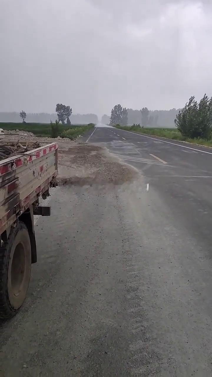这雨自己走来的。
看看这雨，看看，看看，来了，看到跟前了，上车。
