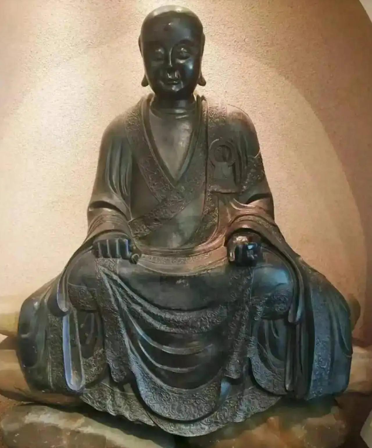 “必须严查！”近期，有位游客在北京的博物馆里对着一尊铜造像驻足了很久，越看心里越