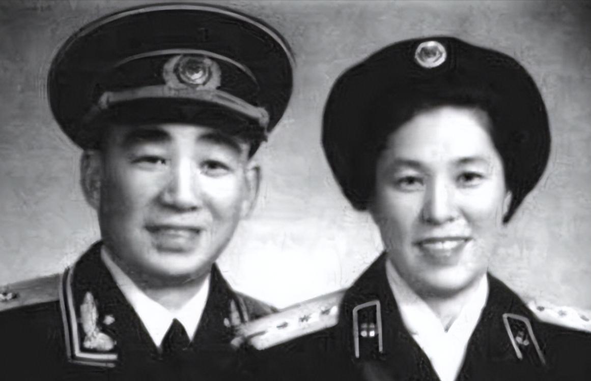 1970年12月17日，新中国开国中将和妻子在家中惨遭杀害，两名警卫员在面对首长