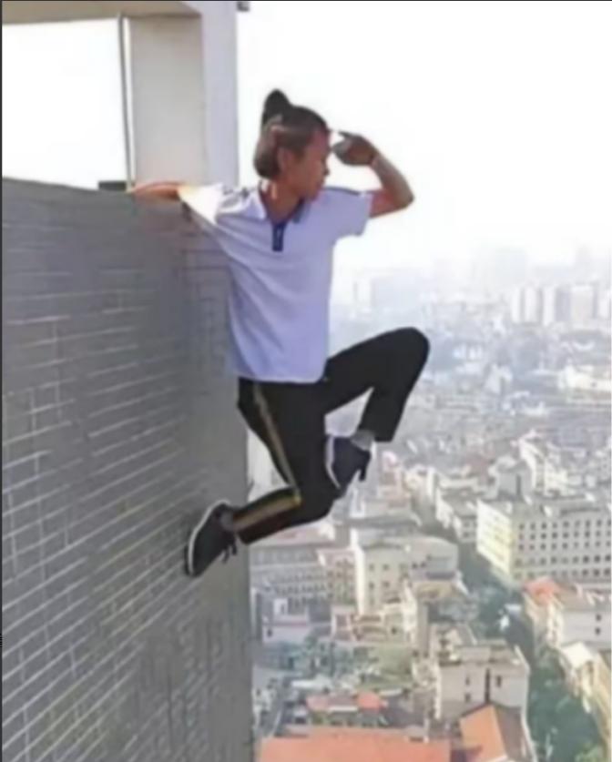 2017年，湖南小伙吴永宁为了赚取10万元，在长沙华远国际大厦263米高的楼顶进