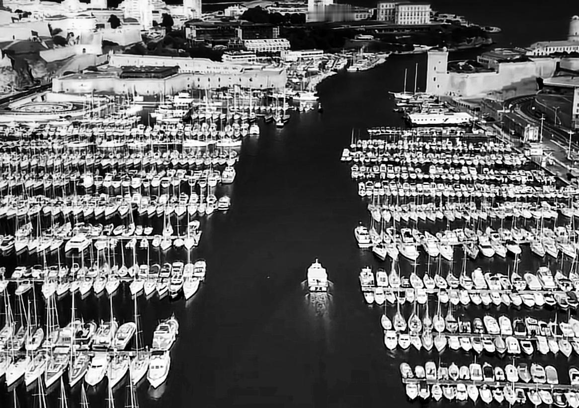 听说在前几天一艘大船被拦截了，米方的说法是：向伊朗运送防空导弹的元器件。老米一直