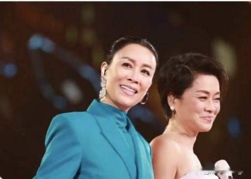毛阿敏和那英都是家喻户晓的乐坛天后，人气唱功都没的说。

毛阿敏早年在总政歌舞团