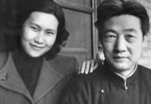 1944年夏末，徐静斐去探望生病的父亲徐悲鸿。她发现继母廖静文吃的是父亲剩下的饭