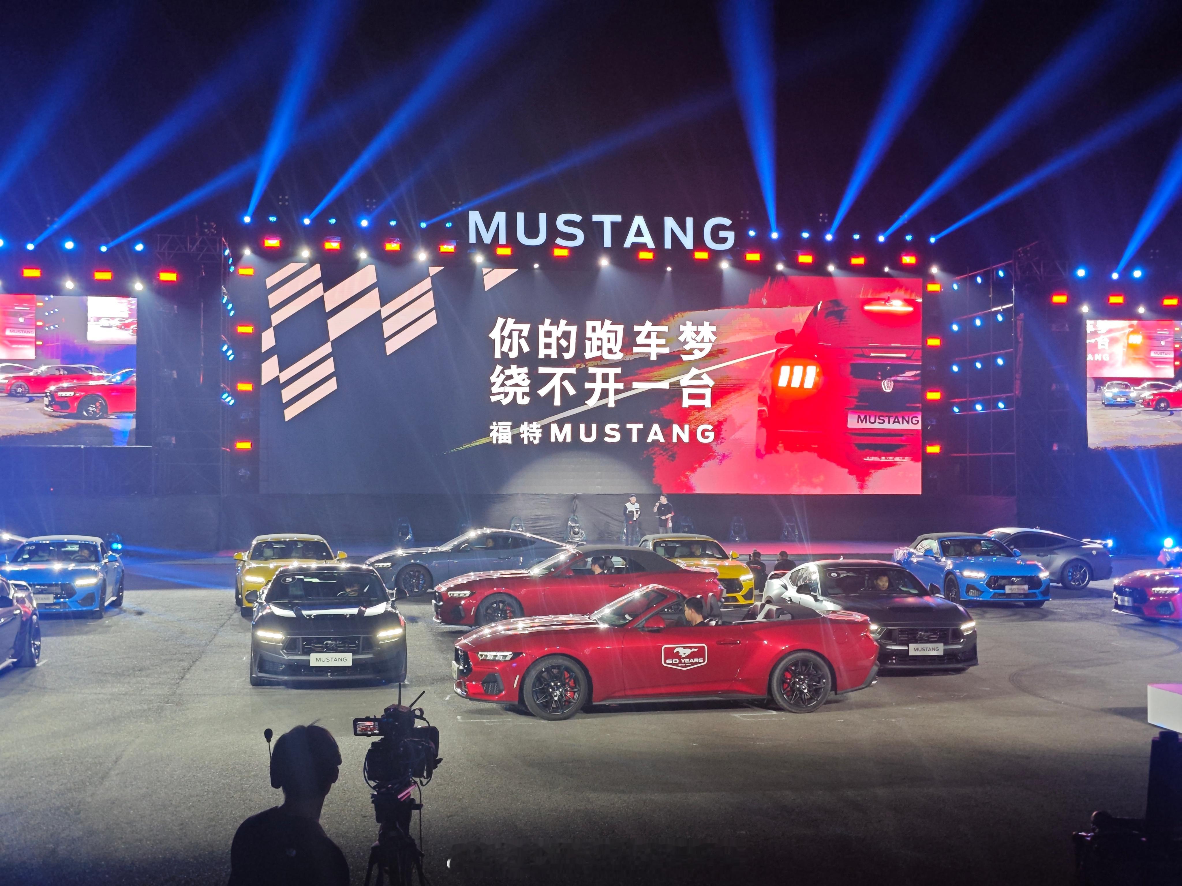 38.98硬顶43.98敞篷72.5 V8 Darkhorse福特首次把敞篷野马