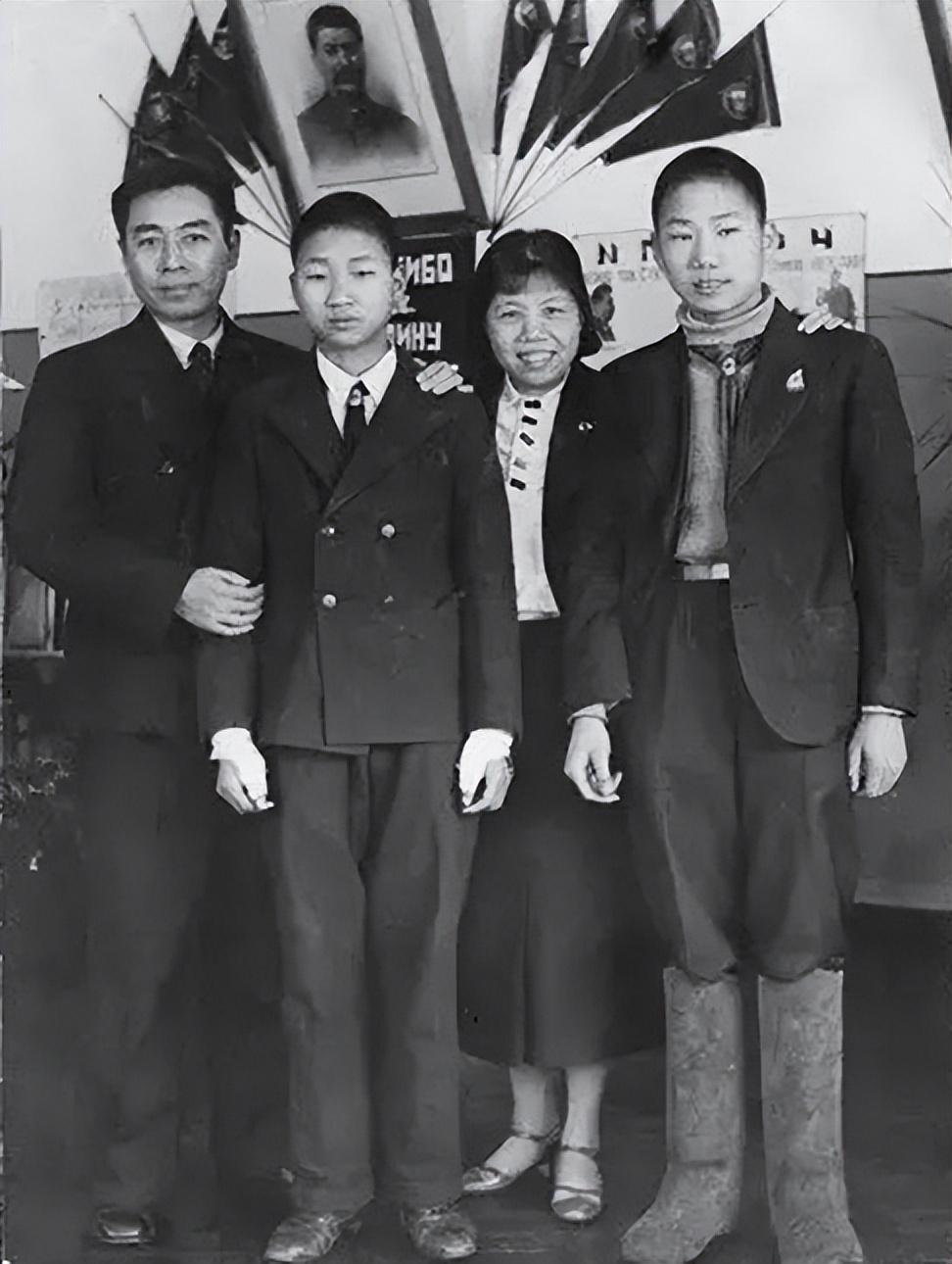 1940年，一张珍贵的照片记录下了温馨的一幕。照片中是周恩来夫妇与毛岸英、毛岸青