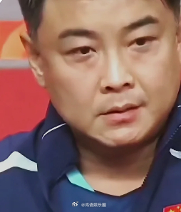 王楚钦亚运会两天摔倒两次 单打摔倒后他缓了几秒，混双滑倒后他立刻站起来。两次摔倒