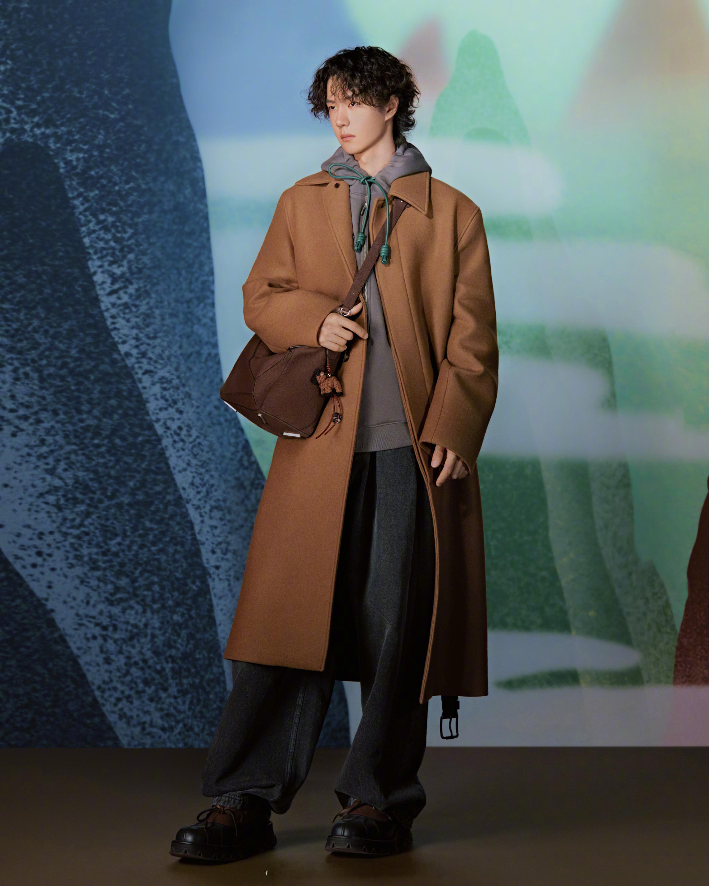 王一博 出镜LOEWE 2026马年新春系列广告，他还演绎了品牌向上海美术制片厂