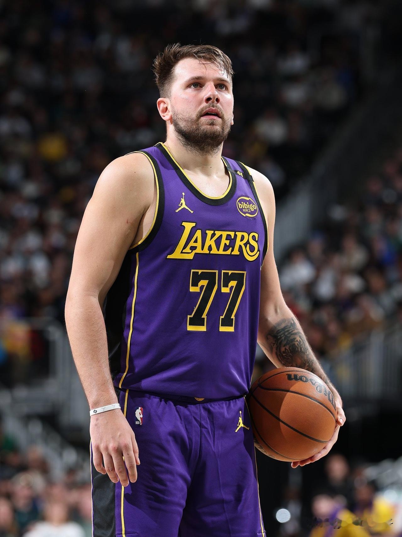 东契奇爆砍49+11+8
湖人擒森林狼获赛季首胜
…………
NBA快讯：10月2