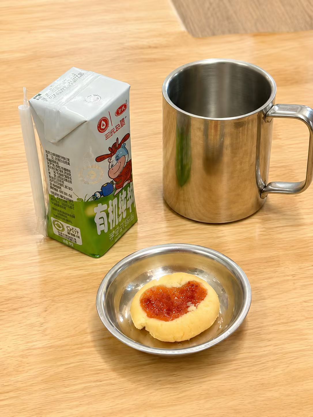 小朋友，第一天上幼儿园，别的不说，吃得是真好啊。看着她的正餐和加餐，我努力回忆了