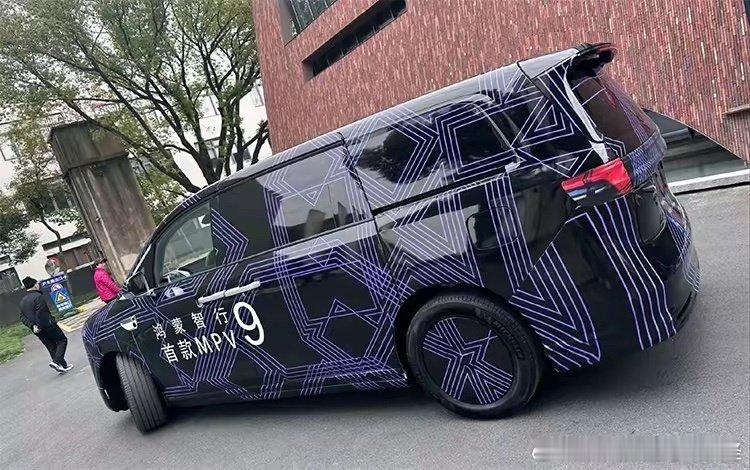 路透的尺寸看着挺大的，座椅舒适度可发挥的空间这不就来了，后排投影大屏记得安排余承