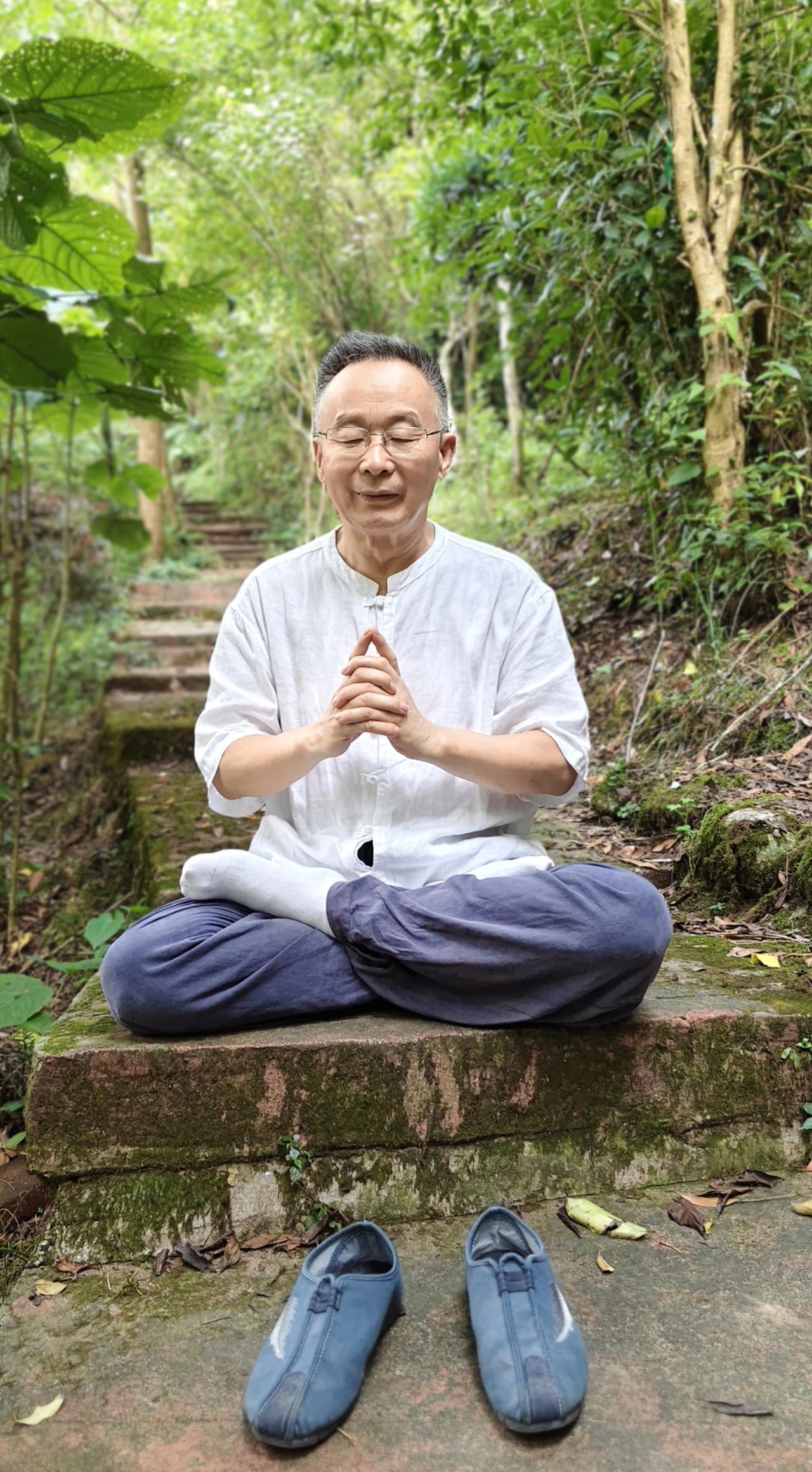 青城天下幽。青城山是道家辟谷的发源地。想在青城山辟谷？别乱找营地，辟谷导师才是核