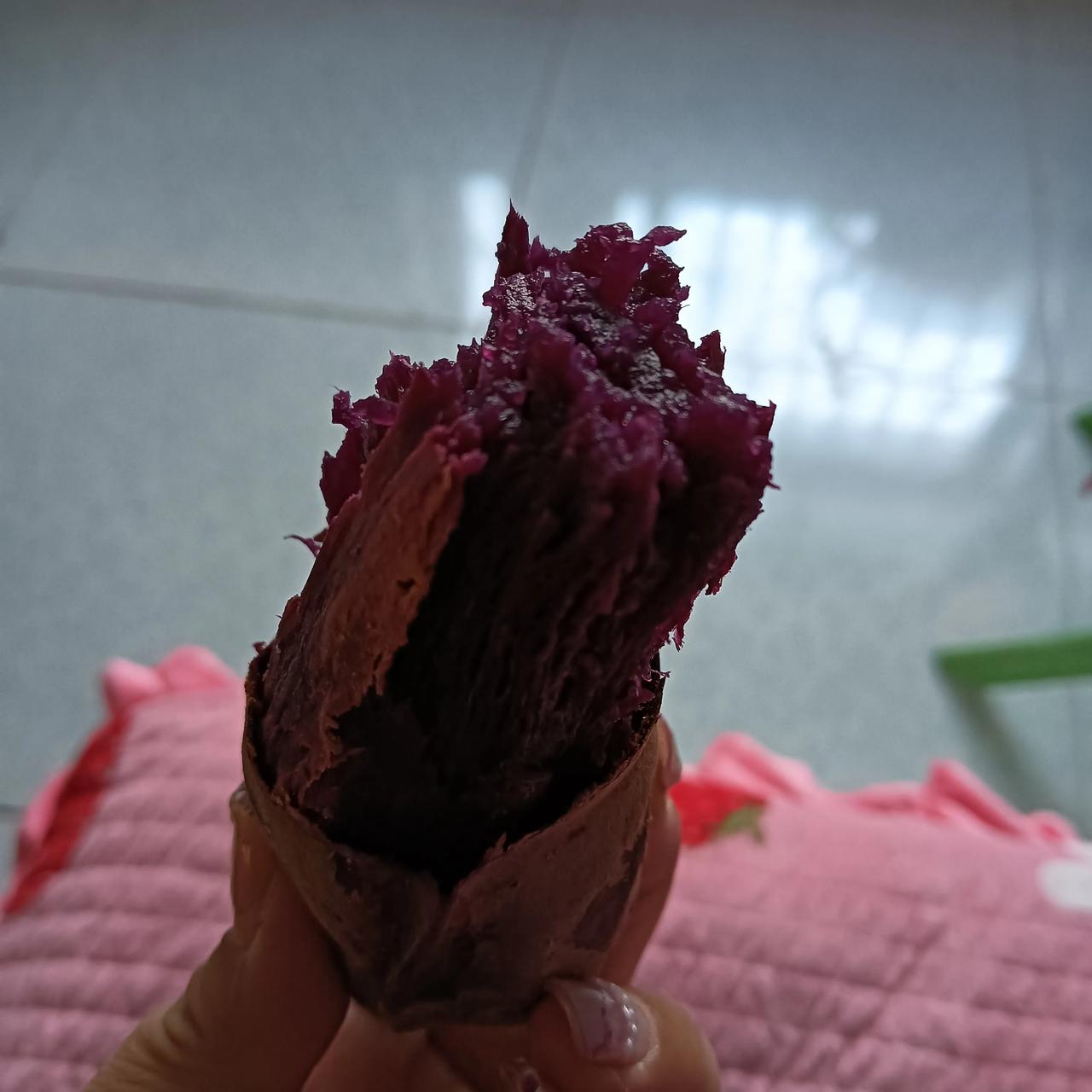 今天烤了几个紫薯，味道不错！