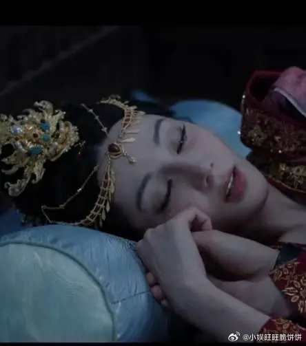 迪丽热巴这辈子的丑图都在白日提灯了吧 