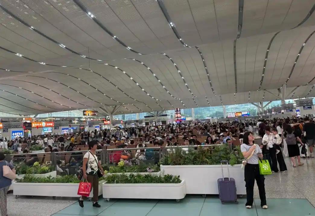 “不亚于春节回家”！凌晨5点，深圳有人已经堵在路上深圳交通堵塞 深圳道路交通 深