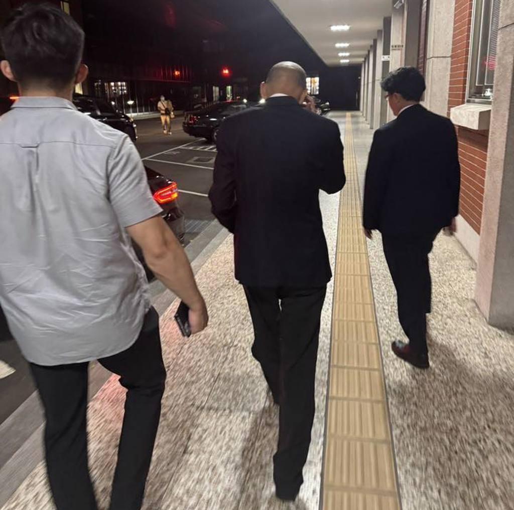 韩国瑜凌晨1点加班邀看直播 晒