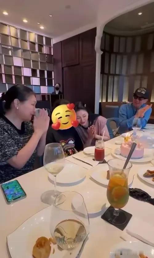 看不太明白S妈突然发大S生前给玥儿过生日的照片干嘛？

大S去世后玥儿过的第一个